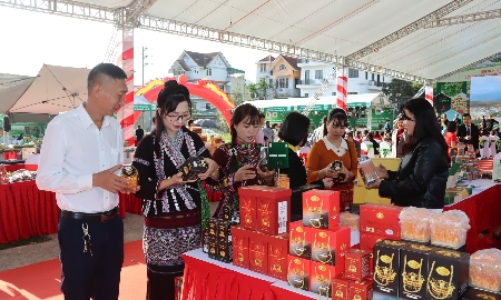 74 gian hàng từ các tỉnh vùng núi khu vực phía Bắc được giới thiệu tại Ngày hội.