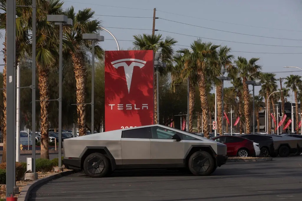 <i>Tesla đã cắt giảm đáng kể sản lượng của ba mẫu xe hạng sang, bao gồm cả Cybertruck. Ảnh: NYT.</i>