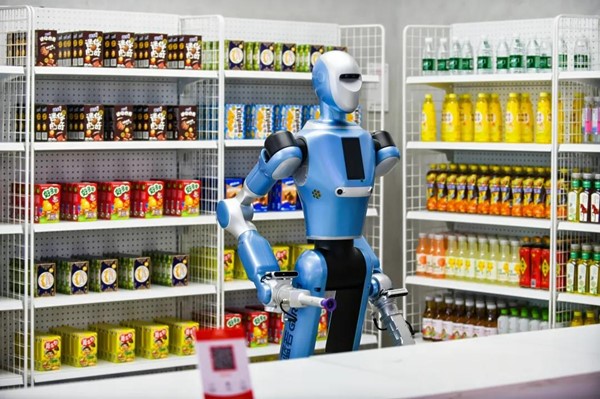 Robot hỗ trợ bán hàng trong siêu thị. (Nguồn ảnh: Optics Valley of China)