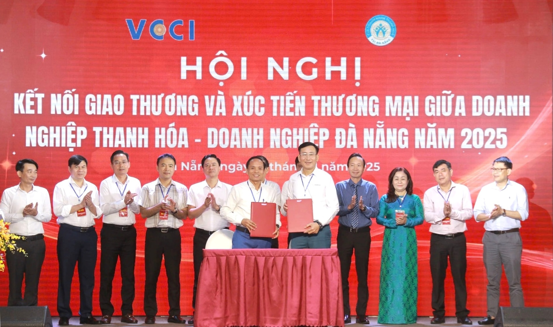 Đại diện các doanh nghiệp trao biên bản hợp tác tại hội nghị. Ảnh: Mai Quế