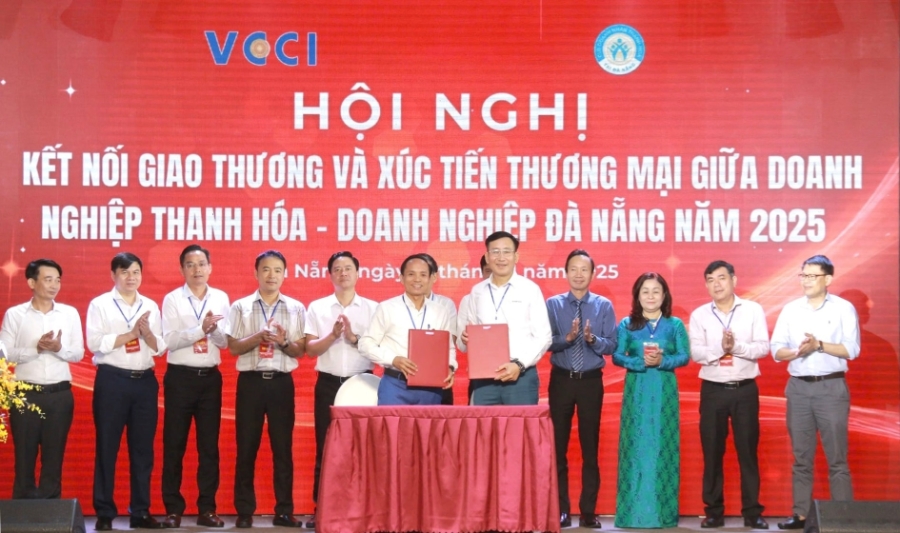 Đại diện các doanh nghiệp trao biên bản hợp tác tại hội nghị. Ảnh: Mai Quế