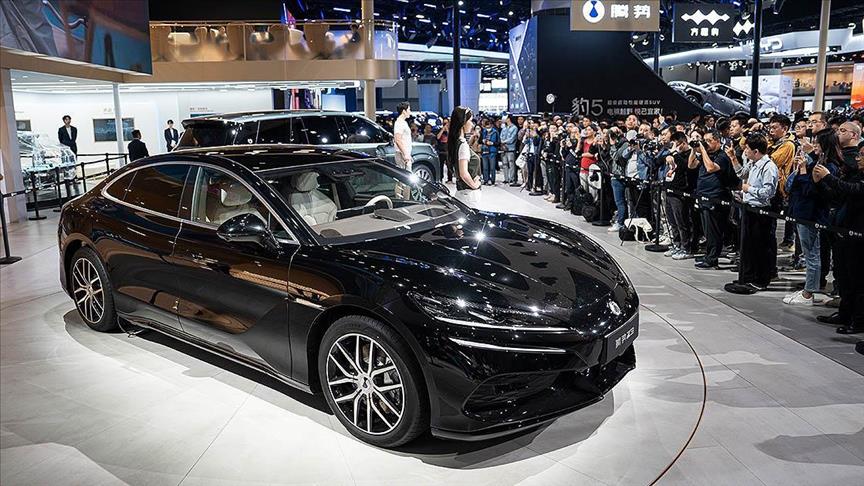 <i>Trung Quốc ghi nhận doanh số bán hàng lớn nhất, chiếm hơn một nửa tổng doanh số toàn cầu, bao gồm cả xe điện chạy bằng pin và xe hybrid.</i>