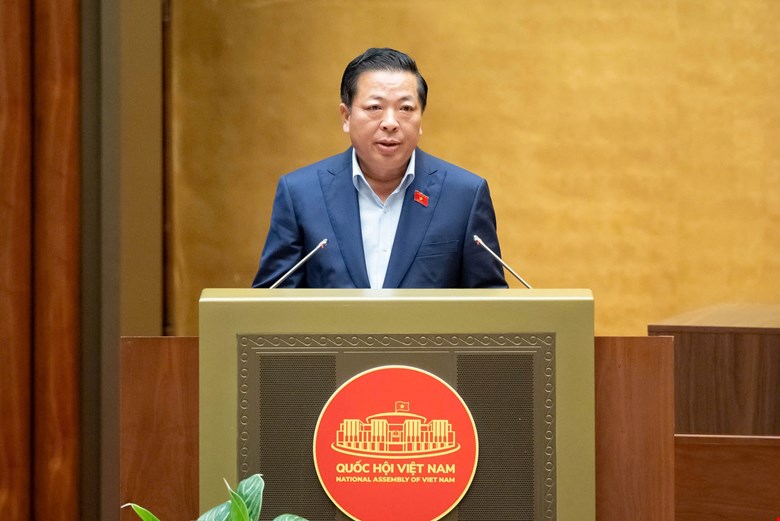 Bộ trưởng Bộ Xây dựng Trần Hồng Minh trình bày Tờ trình. Ảnh: Media Quốc hội