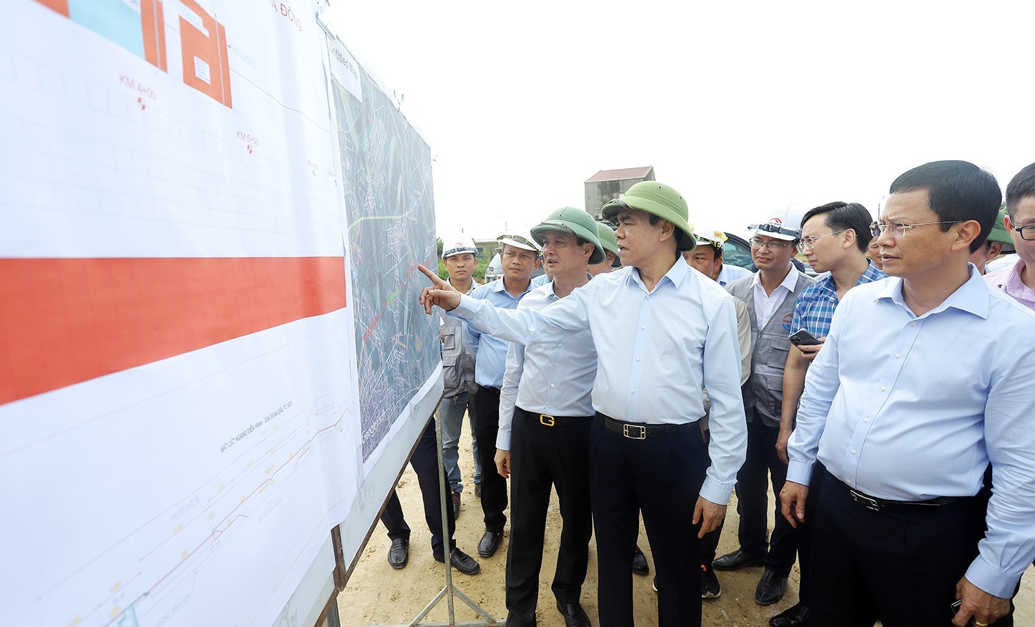 Chủ tịch UBND tỉnh Hà Tĩnh Võ Trọng Hải kiểm tra tiến độ thi công dự án đường Xô Viết Nghệ Tĩnh kéo dài về phía Đông. Ảnh: BHT