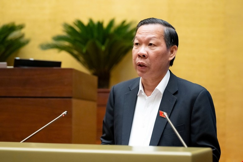 Chủ nhiệm Ủy ban Kinh tế và Tài chính của Quốc hội Phan Văn Mãi trình bày Báo cáo thẩm tra. Ảnh: Media Quốc hội