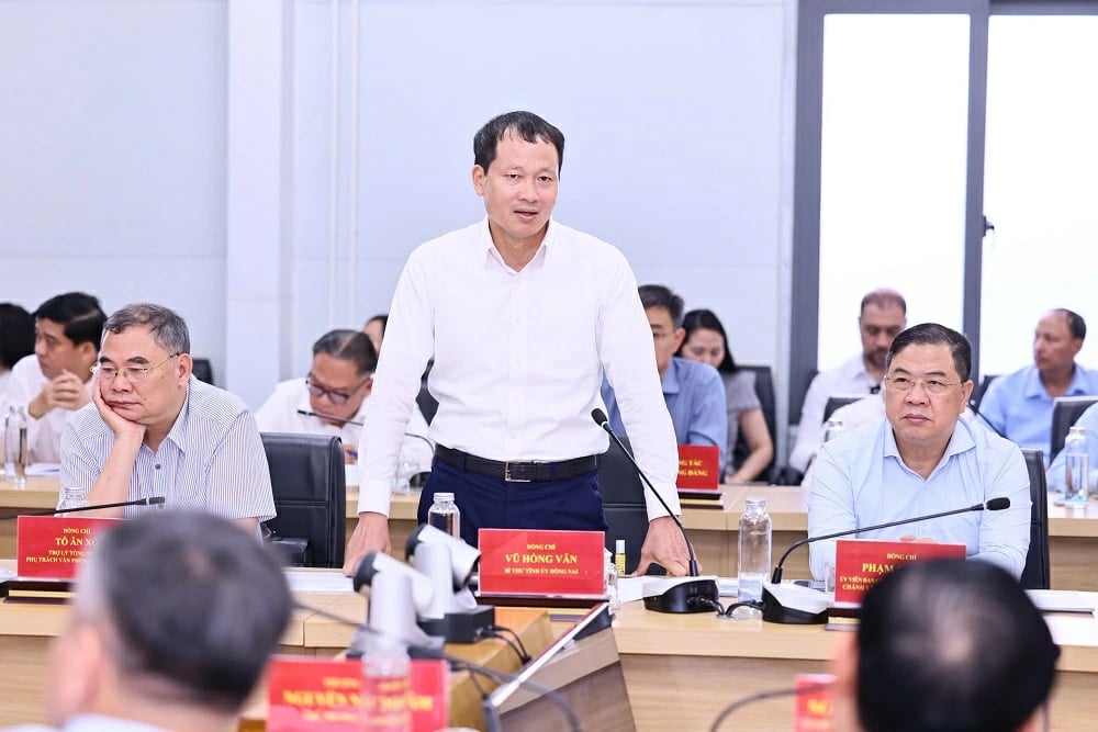 Bí thư Tỉnh ủy  tỉnh Đồng Nai Vũ Hồng Văn phát biểu tại buổi làm việc. Ảnh: Báo Đồng Nai.