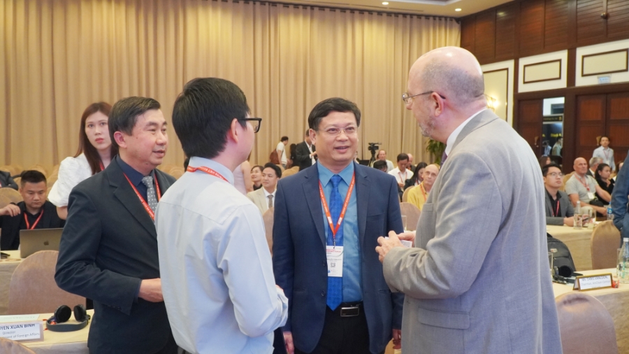 Phó Chủ tịch Thường trực UBND thành phố Huế Nguyễn Thanh Bình trao đổi với các doanh nghiệp nước ngoài tại Diễn đàn Kinh tế Thụy Sĩ.