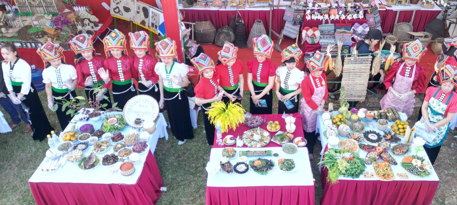 Phần thi trưng bày món ăn ẩm thực dân tộc thu hút đông đảo người dân và du khách. 