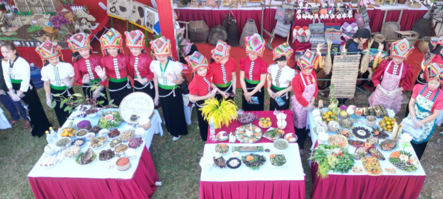 Phần thi trưng bày món ăn ẩm thực dân tộc thu hút đông đảo người dân và du khách. 