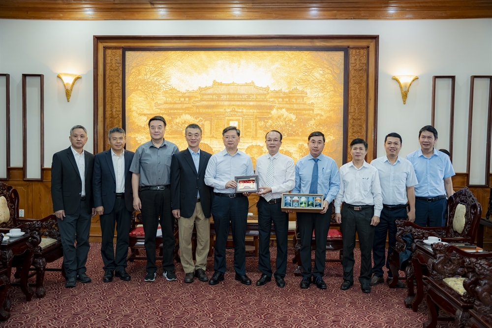 Phó Chủ tịch UBND thành phố Huế Phan Quý Phương tặng quà lưu niệm cho ông Hu Wang Ming – Bí thư Đảng <span class=