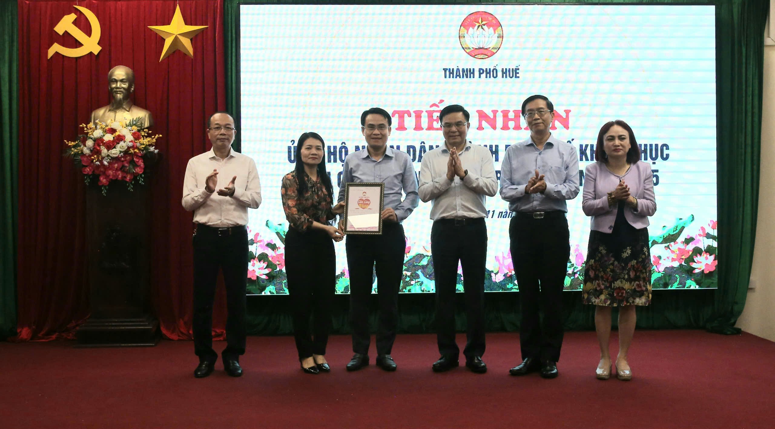 Petrovietnam trao biểu trưng hỗ trợ 5 tỷ đồng tại thành phố Huế.