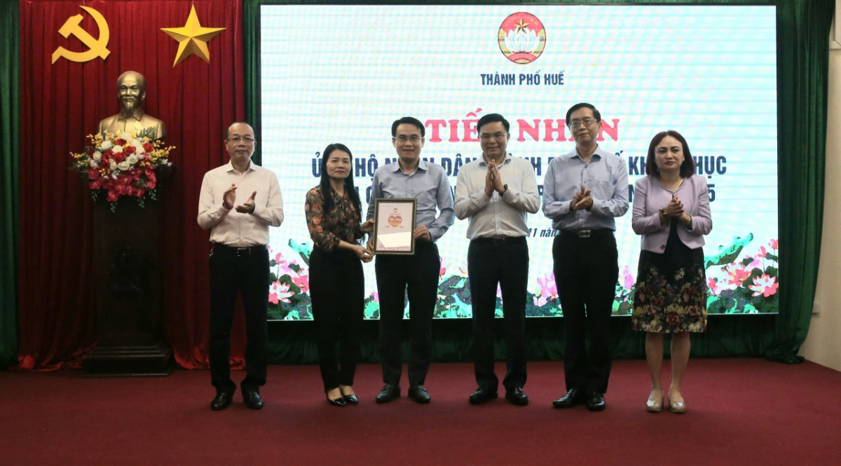 Petrovietnam trao biểu trưng hỗ trợ 5 tỷ đồng tại thành phố Huế.