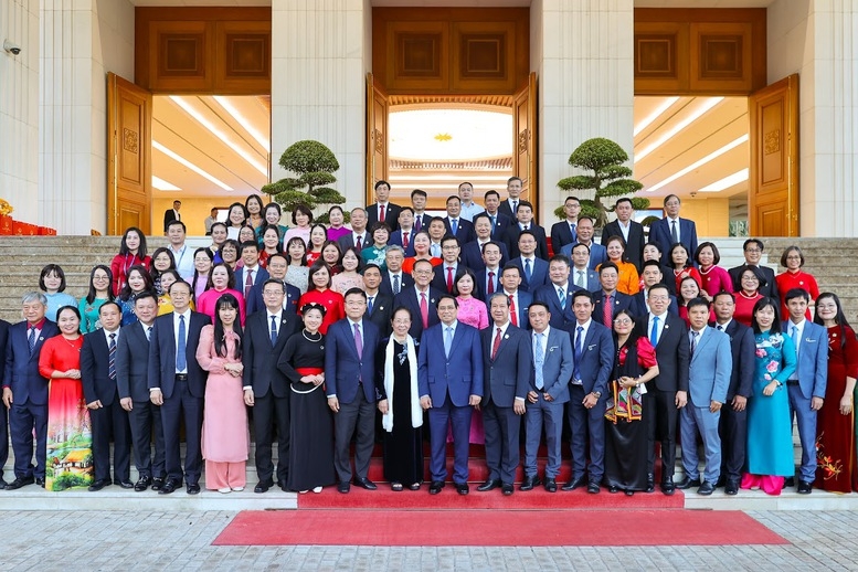 Thủ tướng Chính phủ chụp ảnh lưu niệm cùng các đại biểu, các nhà giáo. Ảnh VGP.&nbsp;