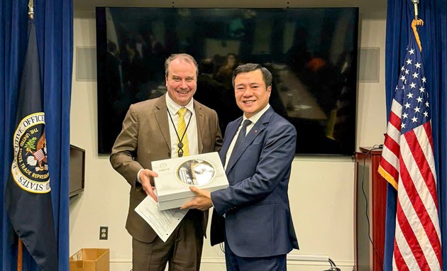 Thứ trưởng Bộ Công Thương, Phó Trưởng Đoàn đàm phán Chính phủ Nguyễn Sinh Nhật Tân và đại diện phía Hoa Kỳ.