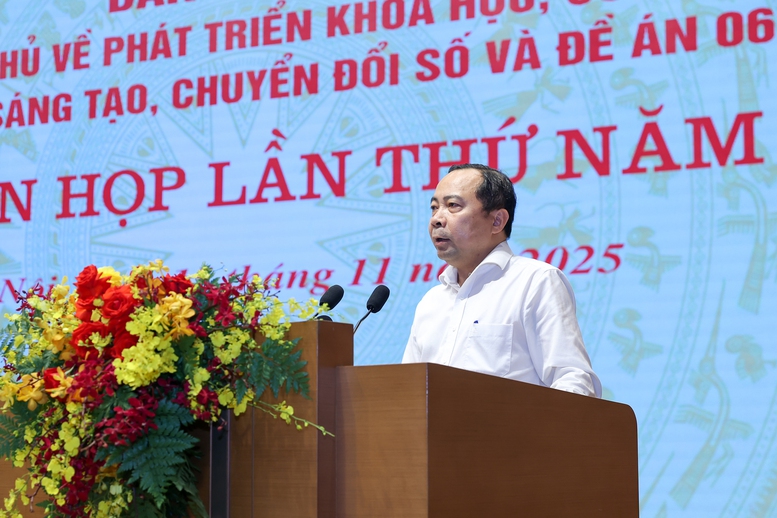 Thứ trưởng Thường trực Bộ Khoa học và Công nghệ Vũ Hải Quân báo cáo tại Phiên họp.