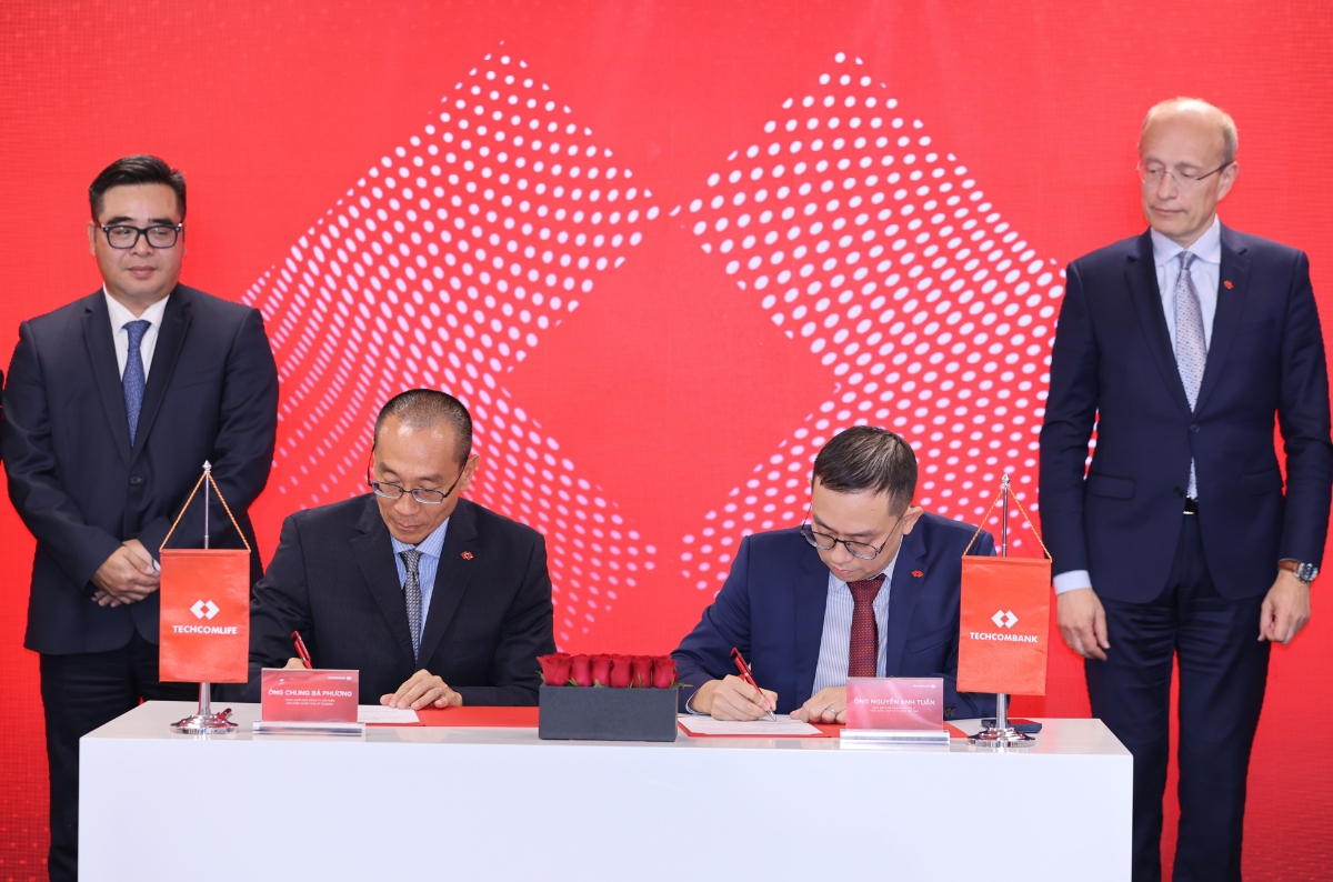 Đại diện lãnh đạo hai bên tại buổi Ký kết Thỏa thuận hợp tác toàn diện giữa Techcombank và Techcom Life.