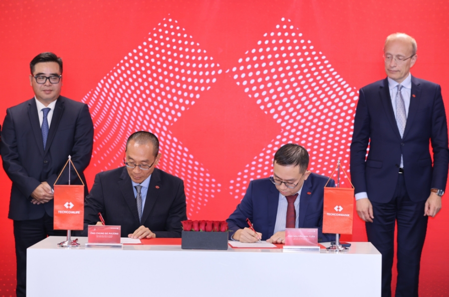 Đại diện lãnh đạo hai bên tại buổi Ký kết Thỏa thuận hợp tác toàn diện giữa Techcombank và Techcom Life.