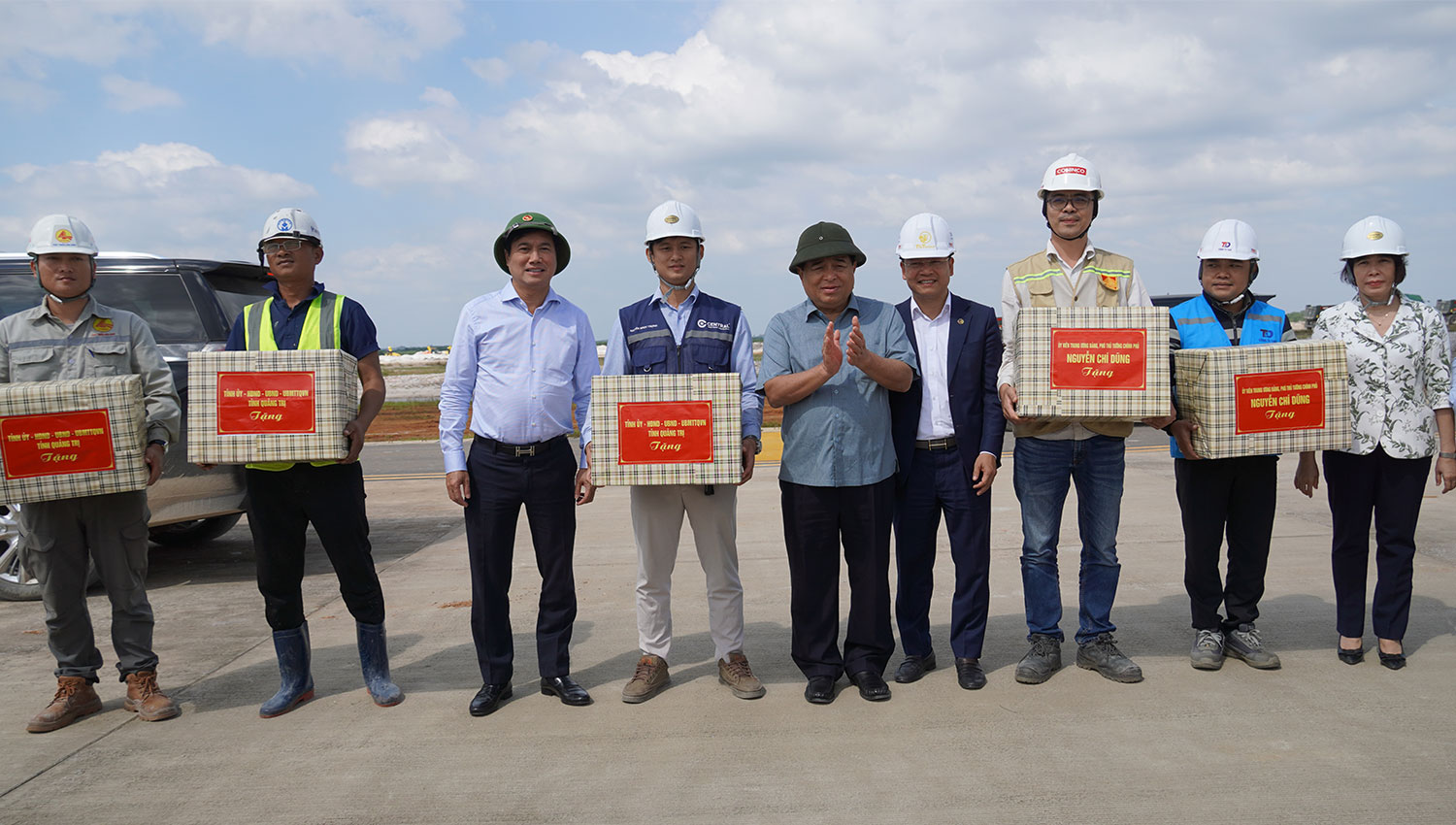 Phó Thủ tướng Chính phủ Nguyễn Chí Dũng tặng quà cho các đơn vị thi công Cảng hàng không Quảng Trị