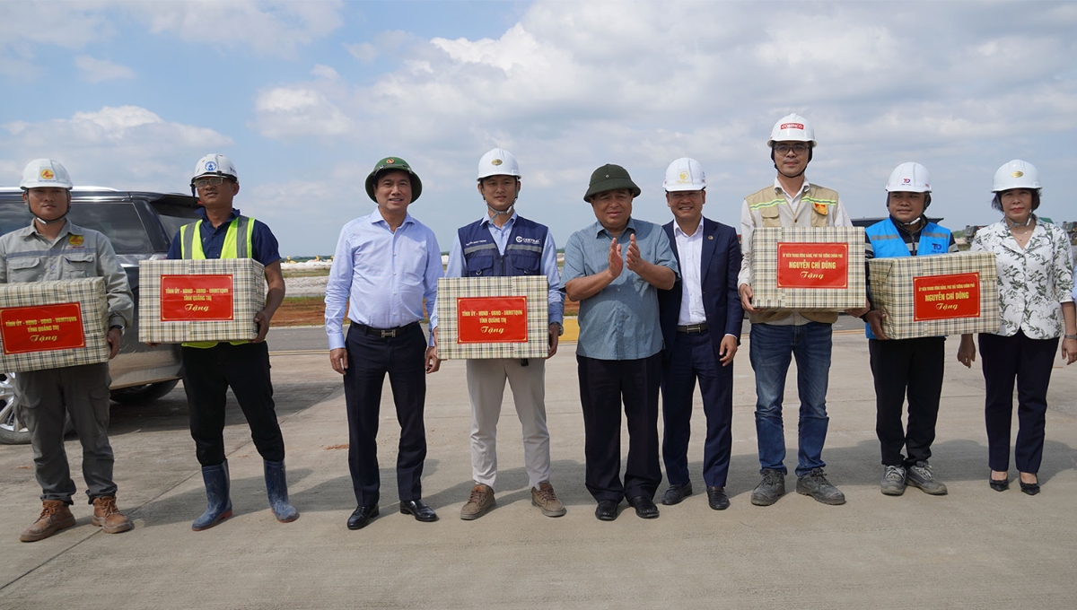 Phó Thủ tướng Chính phủ Nguyễn Chí Dũng tặng quà cho các đơn vị thi công Cảng hàng không Quảng Trị