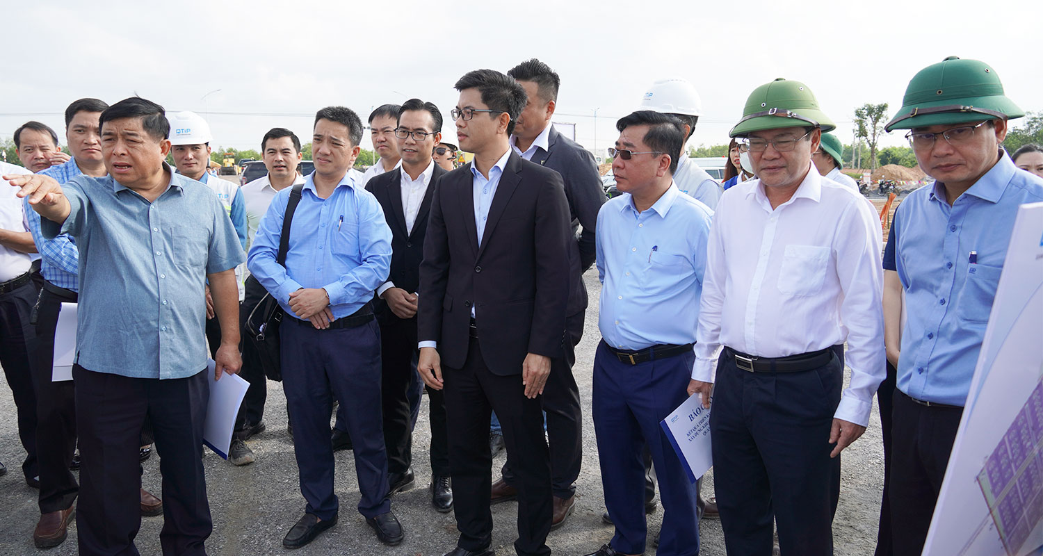 Phó Thủ tướng đi kiểm tra tại Khu công nghiệp Quảng Trị 