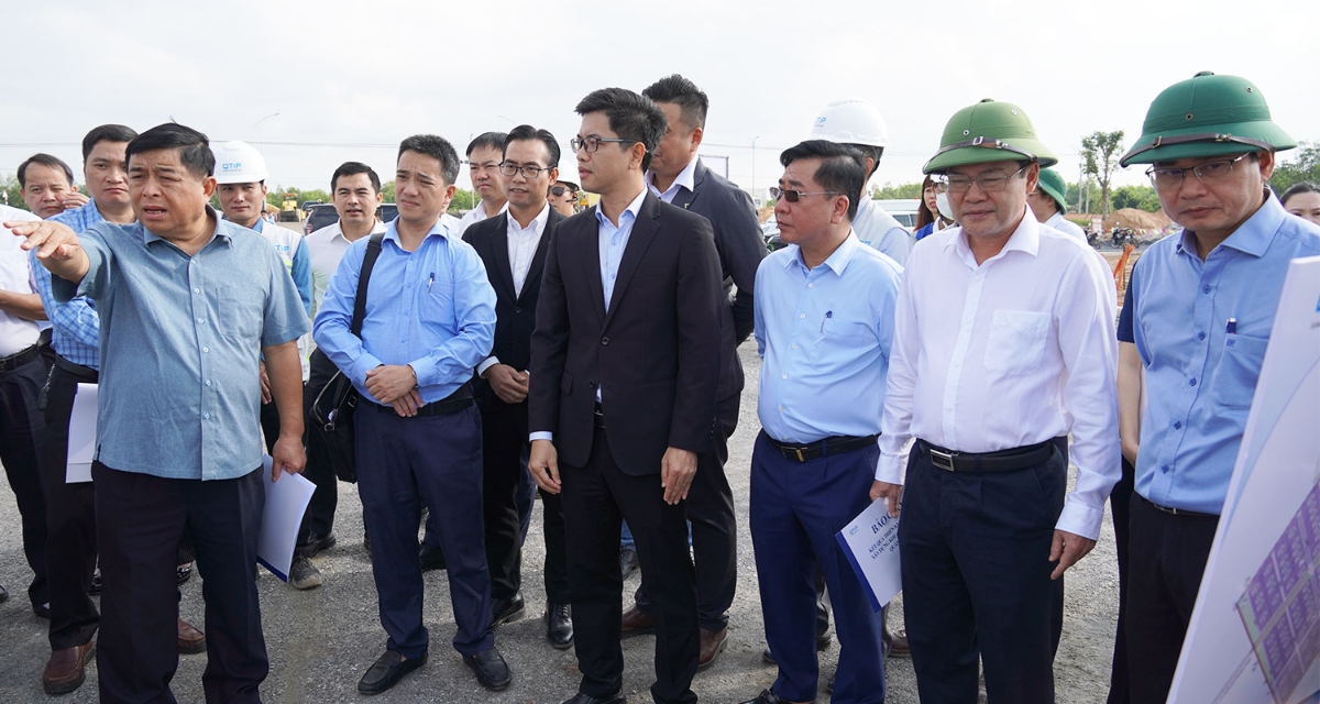 Phó Thủ tướng đi kiểm tra tại Khu công nghiệp Quảng Trị&nbsp;