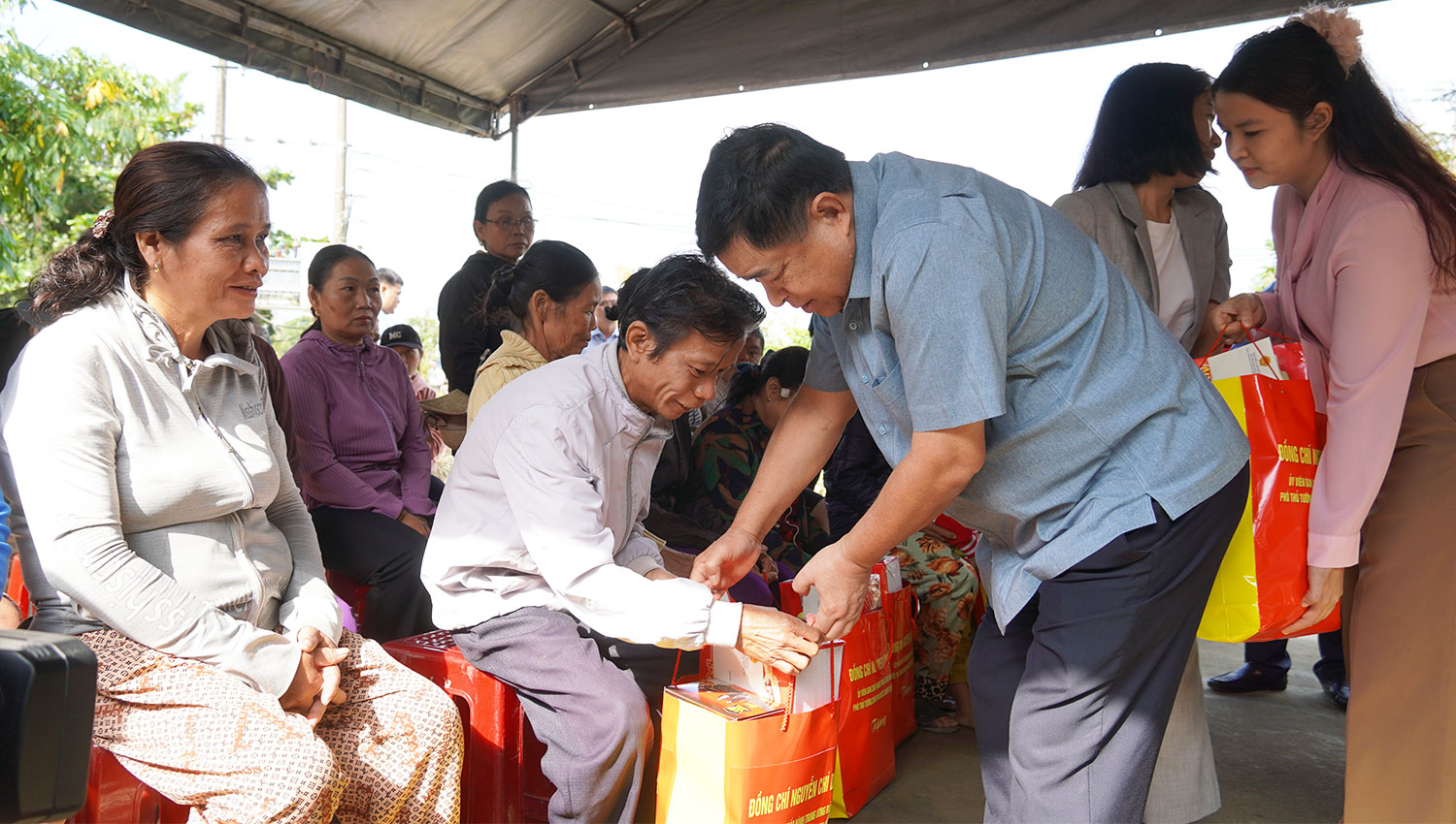 Phó Thủ tướng Chính phủ Nguyễn Chí Dũng đã đến thăm và tặng quà động viên người dân thôn Trung Đơn, xã Diên Sanh