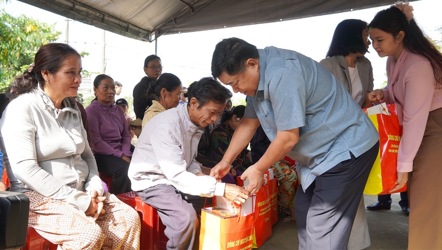 Phó Thủ tướng Chính phủ Nguyễn Chí Dũng đã đến thăm và tặng quà động viên người dân thôn Trung Đơn, xã Diên Sanh