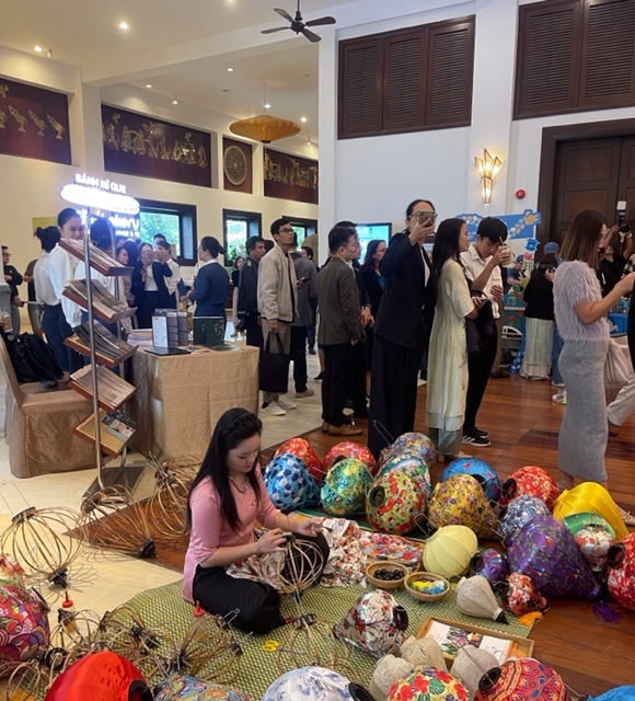 Một gian trưng bày sản phẩm bên lề hội thảo làm quà lưu niệm của doanh nghiệp. Ảnh Ngô Anh Văn