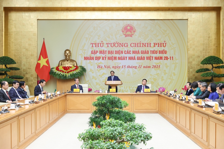 Thay mặt Lãnh đạo Đảng, Nhà nước, Thủ tướng ghi nhận và nhiệt liệt biểu dương sự nỗ lực, phấn đấu không mệt mỏi, sự hi sinh thầm lặng, cống hiến hết sức mình của đội ngũ nhà giáo nói riêng và toàn ngành giáo dục và đào tạo nói chung - Ảnh: VGP