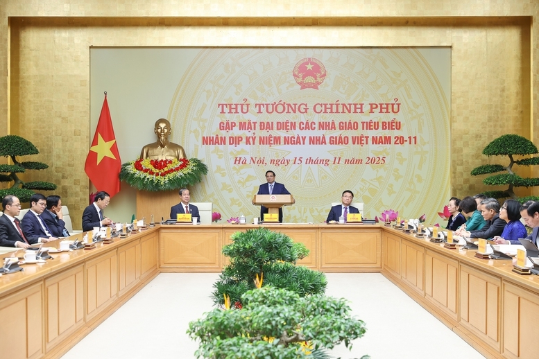 Thay mặt Lãnh đạo Đảng, Nhà nước, Thủ tướng ghi nhận và nhiệt liệt biểu dương sự nỗ lực, phấn đấu không mệt mỏi, sự hi sinh thầm lặng, cống hiến hết sức mình của đội ngũ nhà giáo nói riêng và toàn ngành giáo dục và đào tạo nói chung - Ảnh: VGP