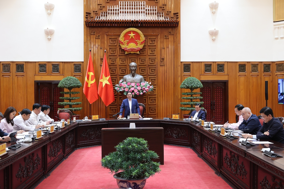 Thủ tướng Phạm Minh Chính chủ trì cuộc họp với các bộ, ngành, địa phương và doanh nghiệp liên quan để rà soát tình hình triển khai các dự án hạ tầng phục vụ Hội nghị Cấp cao APEC 2027 tại Phú Quốc. Ảnh: VGP.