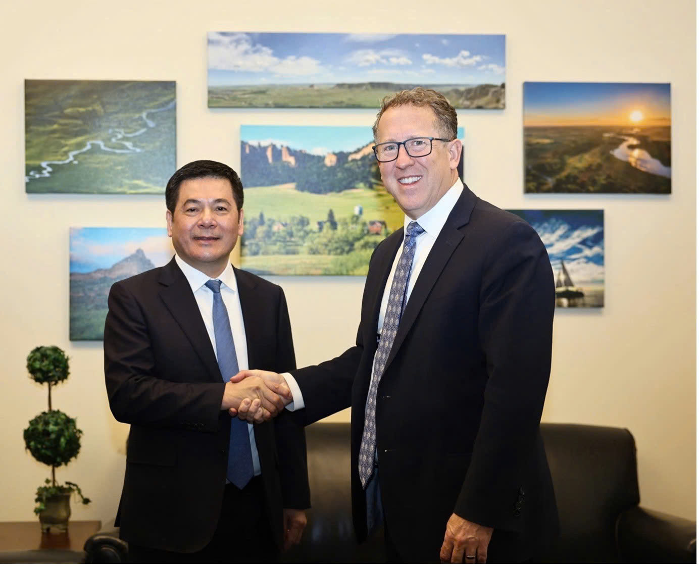 Bộ trưởng Bộ Công Thương Nguyễn Hồng Diên làm việc với Hạ nghị sĩ Adrian Smith (bang Nebraska, Đảng Cộng hoà). Ảnh: Nguyên Minh