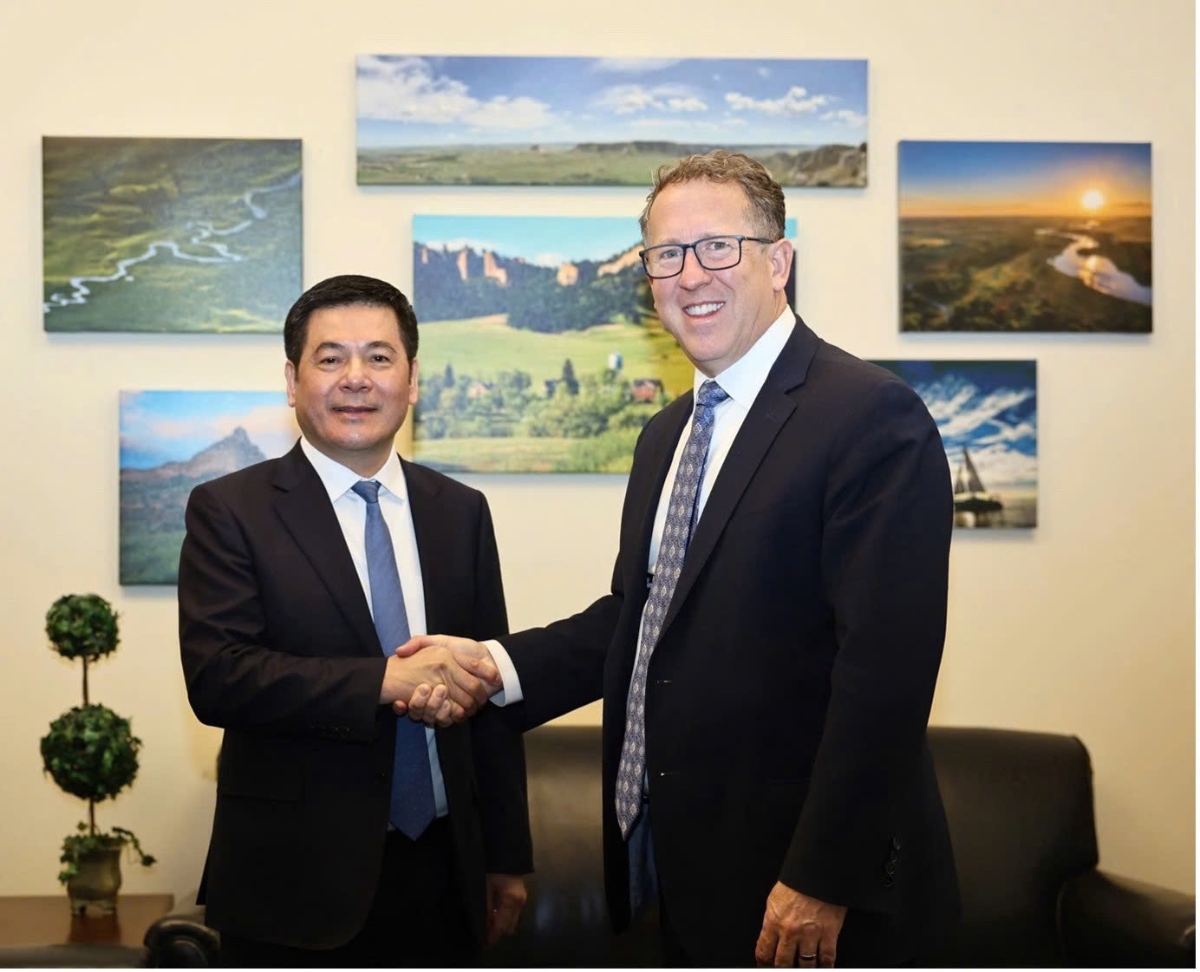 Bộ trưởng Bộ Công Thương Nguyễn Hồng Diên làm việc với Hạ nghị sĩ Adrian Smith (bang Nebraska, Đảng Cộng hoà). Ảnh: Nguyên Minh