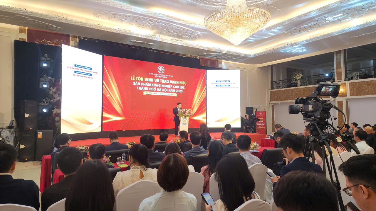 Toàn cảnh Lễ tôn vinh và trao danh hiệu 35 sản phẩm công nghiệp chủ lực của Hà Nội ngày 15/11/2025. Ảnh: Việt An.