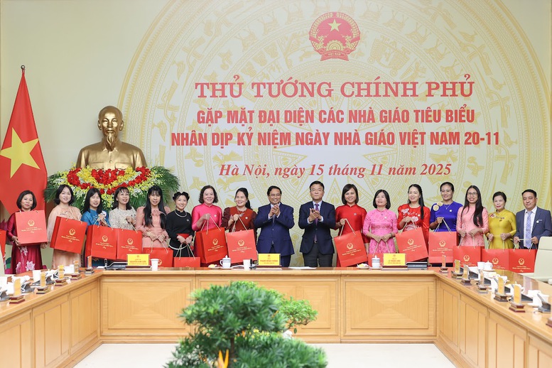 Thủ tướng Phạm Minh Chính tặng quà các nhà giáo. Ảnh VGP