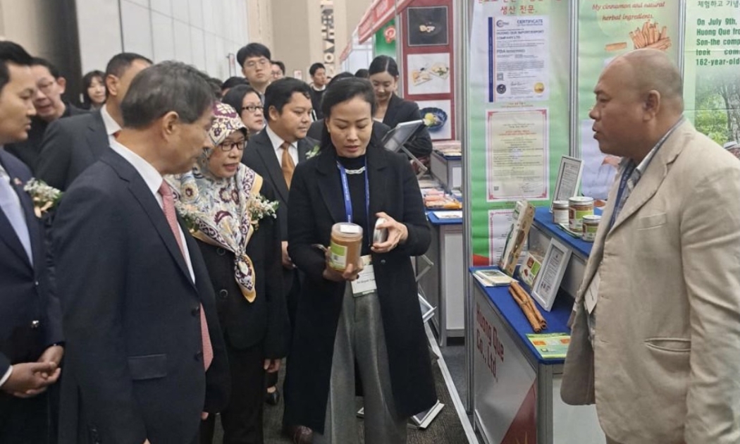 Các đại biểu và doanh nghiệp Hàn Quốc tham quan gian trưng bày sản phẩm đặc trưng của Đà Nẵng. 