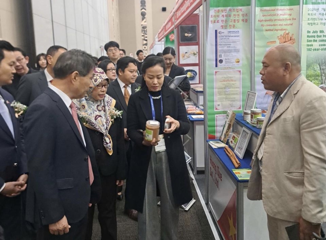 Các đại biểu và doanh nghiệp Hàn Quốc tham quan gian trưng bày sản phẩm đặc trưng của Đà Nẵng. 