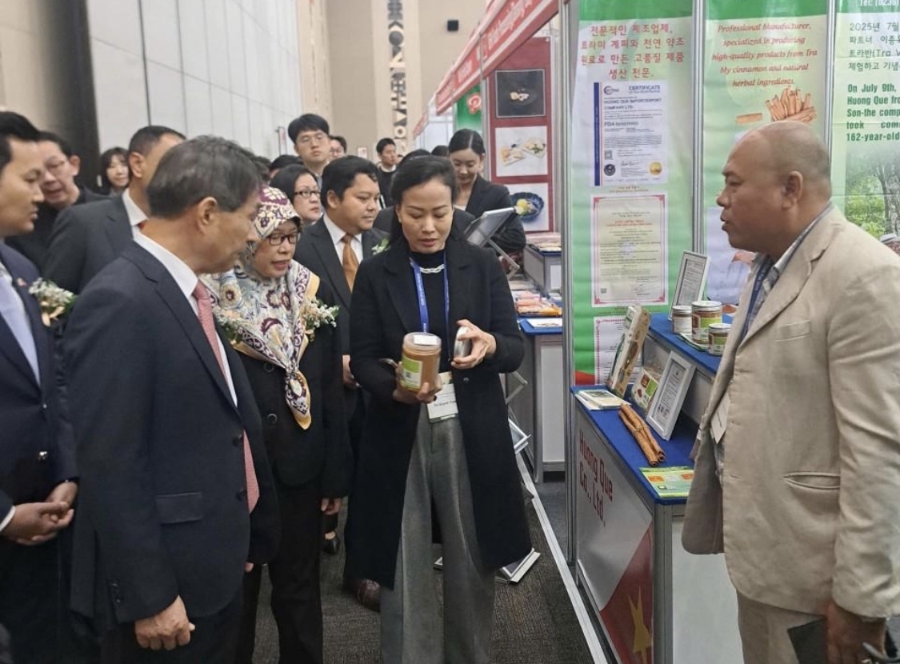 Các đại biểu và doanh nghiệp Hàn Quốc tham quan gian trưng bày sản phẩm đặc trưng của Đà Nẵng. 