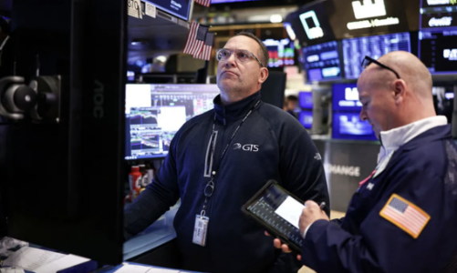 Chứng khoán Mỹ thoát hiểm nhờ lực bắt đáy, giá dầu tăng 2% 