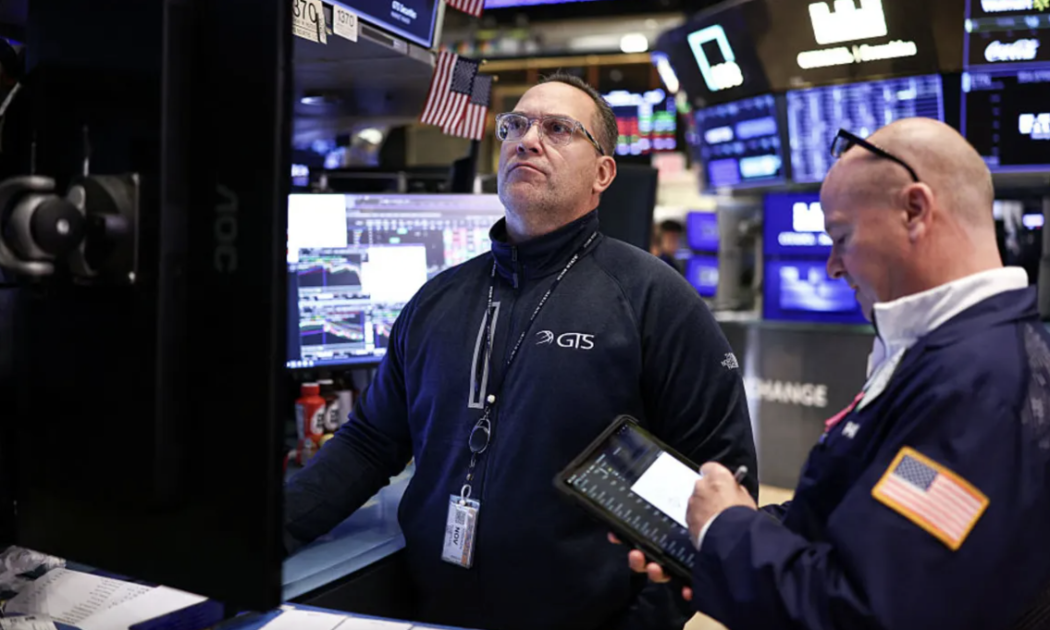 Chứng khoán Mỹ thoát hiểm nhờ lực bắt đáy, giá dầu tăng 2% 