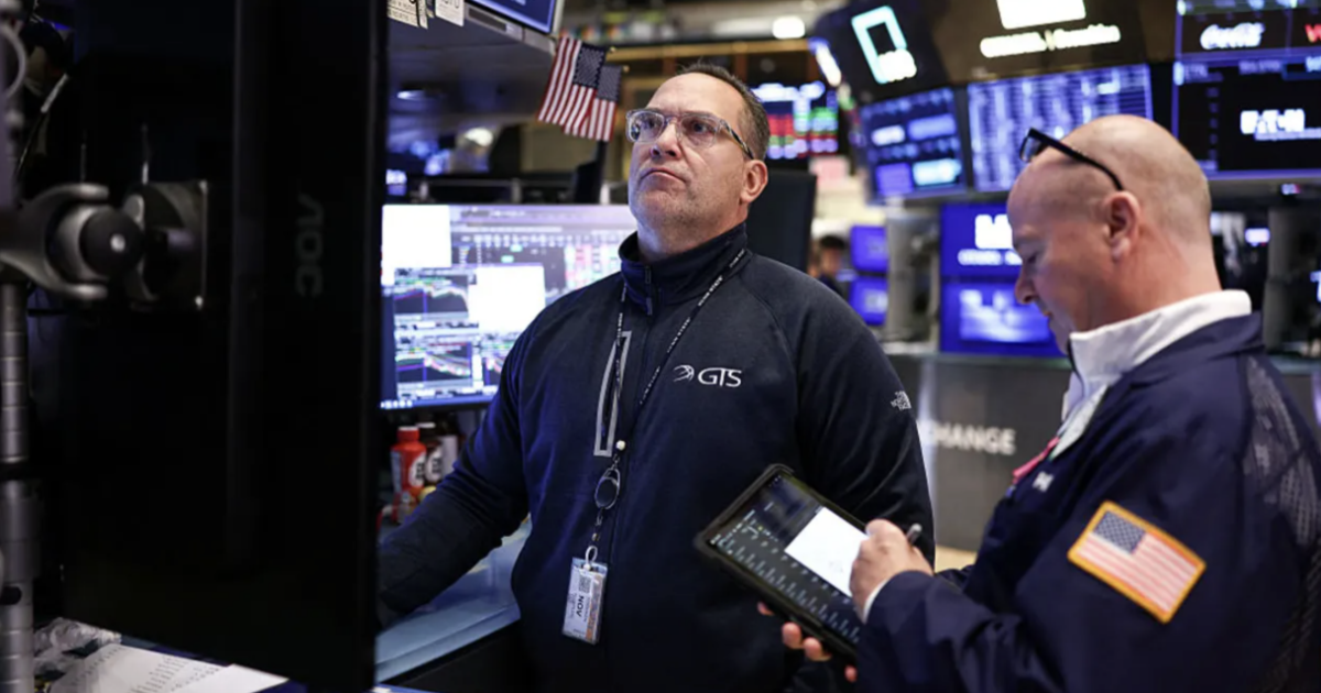 Chứng khoán Mỹ thoát hiểm nhờ lực bắt đáy, giá dầu tăng 2%