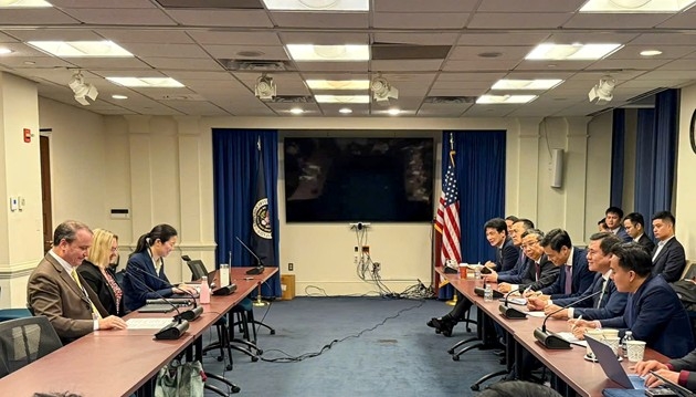 Thứ trưởng Bộ Công Thương, Phó Trưởng Đoàn đàm phán Chính phủ Nguyễn Sinh Nhật Tân làm việc với phía Hoa Kỳ trong phiên đàm phán kỹ thuật.