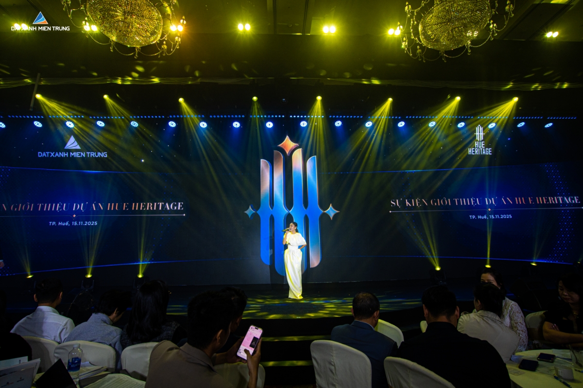 Màn trình diễn của ca sĩ Văn Mai Hương gây ngỡ ngàng khi ứng dụng công nghệ 3D Mapping trên sân khấu.