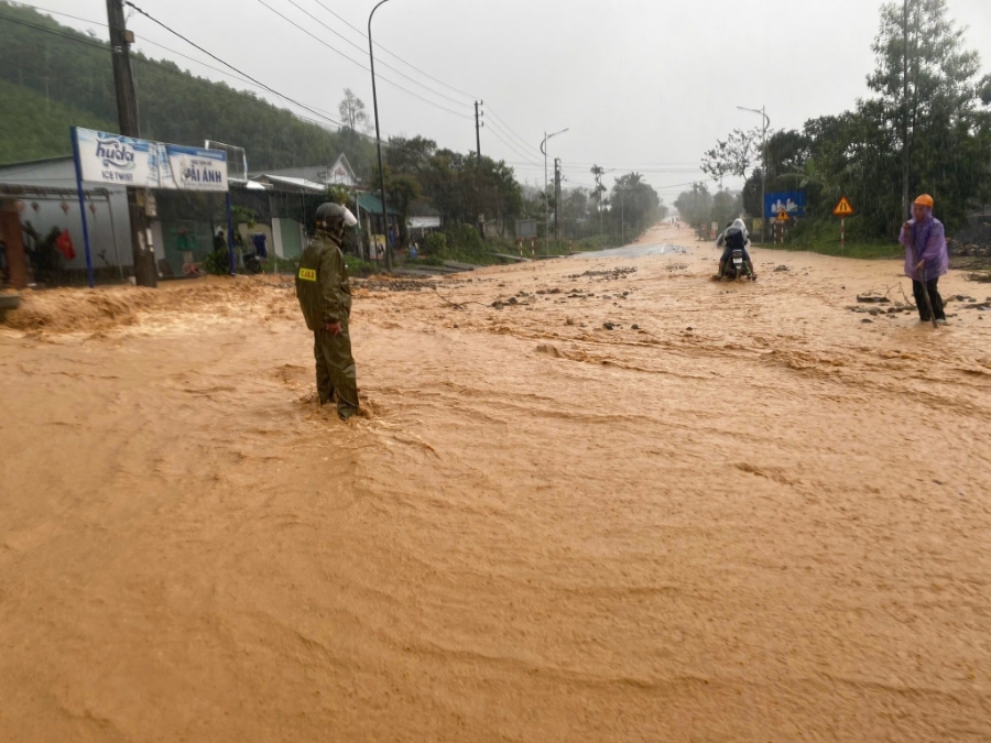 Lực lượng chức năng có mặt tại các điểm xung yếu đến hỗ trợ người dân
