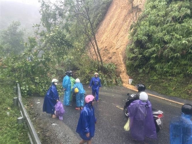  Sạt lở, gây ách tắc giao thông tại Quốc lộ 49 qua xã A Lưới 5