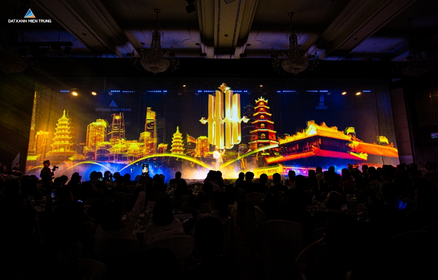 “A Premier Show – Heritage in Harmony” gây ấn tượng với sân khấu hoành tráng, ứng dụng công nghệ Hologram, 3D Mapping và Naked Eyes hiện đại.