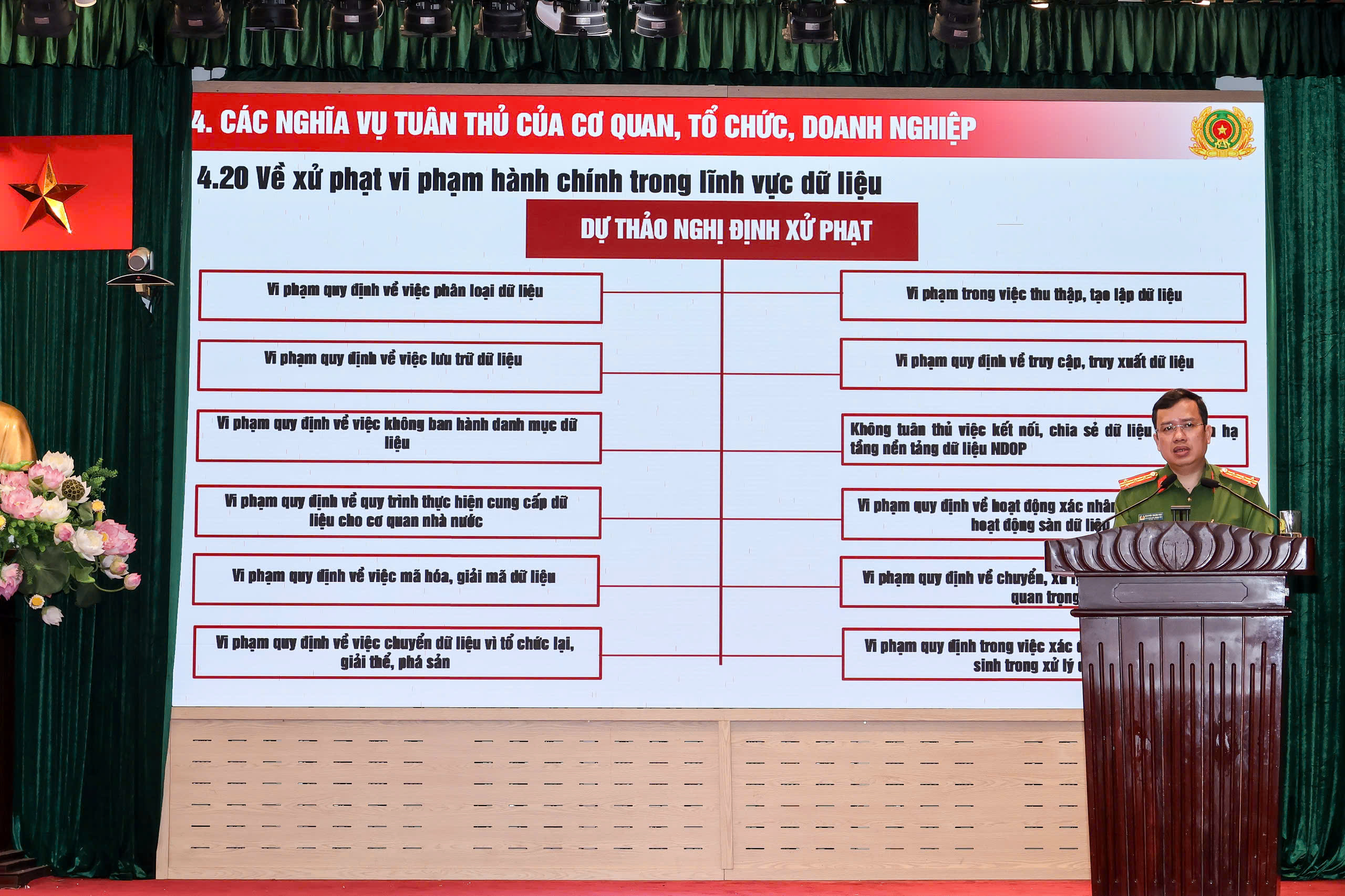 Đại tá Nguyễn Thành Vĩnh, Phó Giám đốc Trung tâm Dữ liệu quốc gia, phát biểu tại chương trình tập huấn.