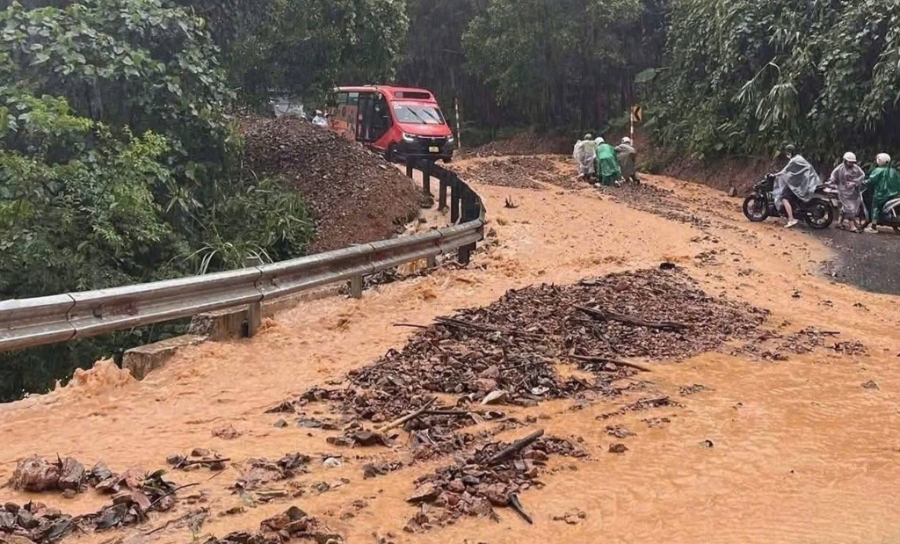 Đất đá sạt lở tràn xuống đường