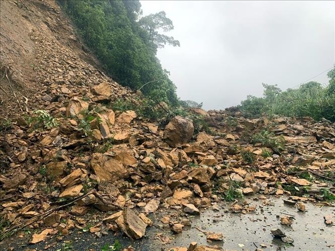 Một điểm sạt lở đất đá trên đường mòn Hồ Chí Minh nhanh Tây đoạn qua địa bàn tỉnh Quảng Trị.