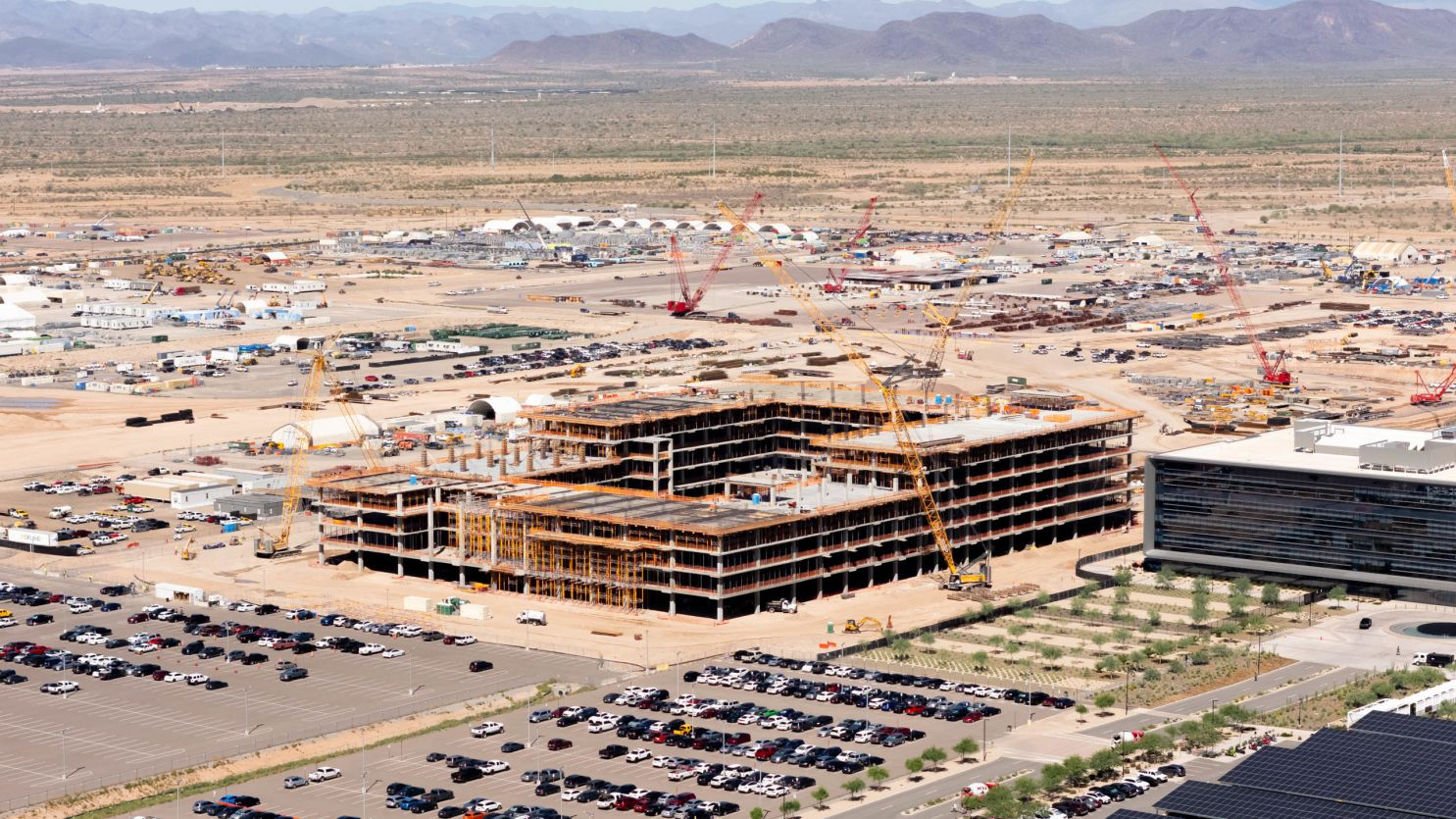 Công trường nhộn nhịp giữa vùng đất sa mạc. Ảnh: Nikkei Asia